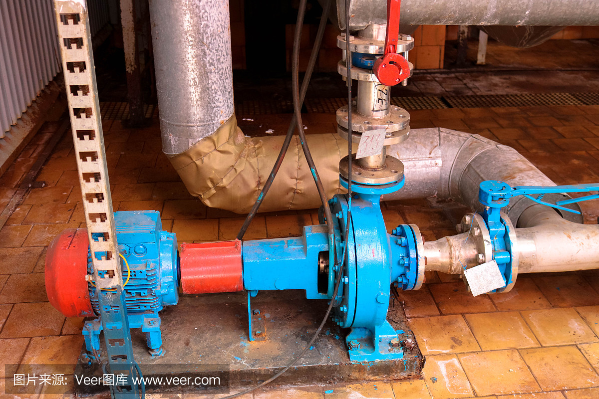 工业炼油厂、化工石化工厂车间用于泵送液体燃料产品的铁金属离心泵设备和带法兰和阀门的管道